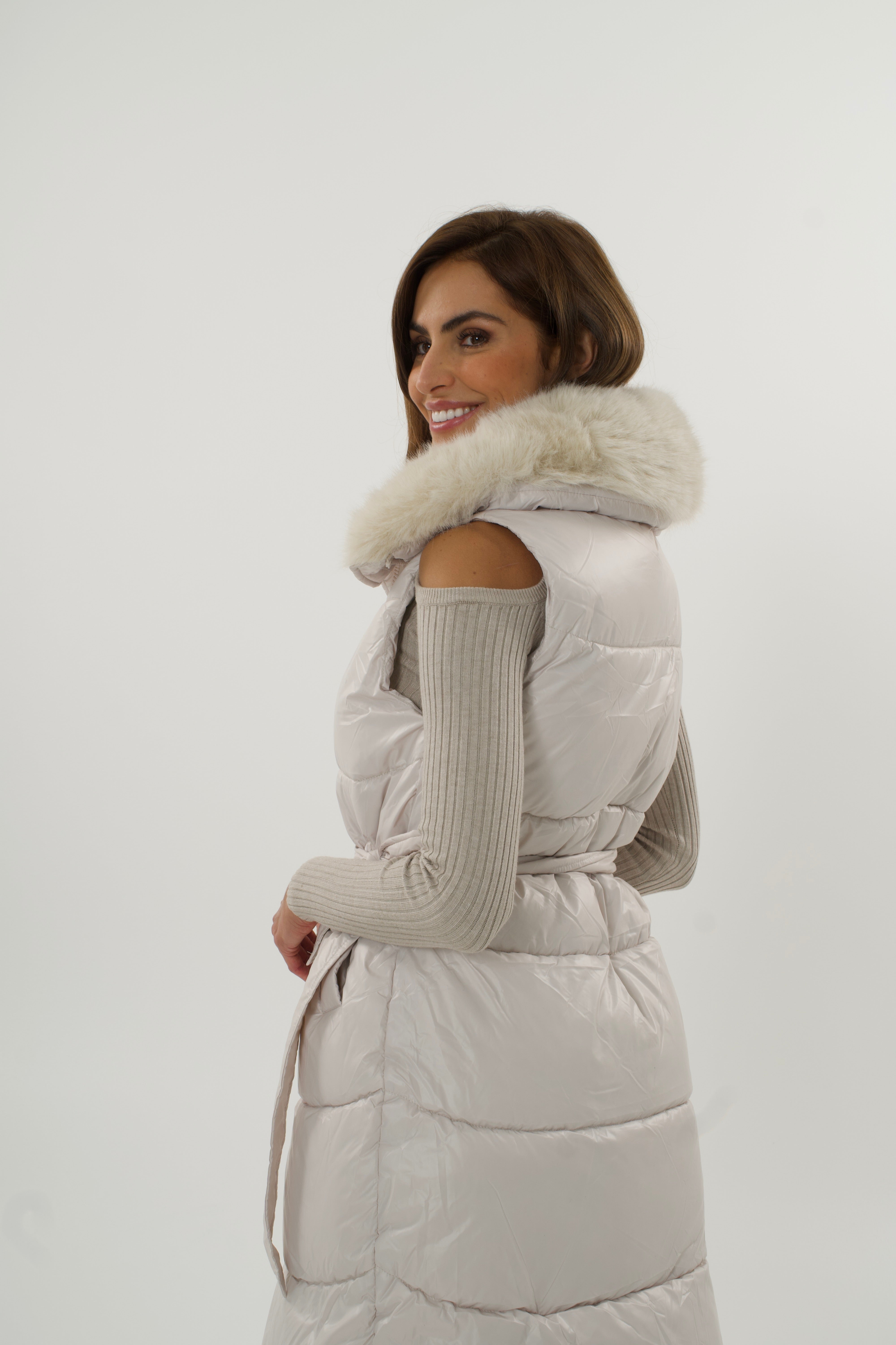 Dugi prsluk s krznom – Soft grey elegance