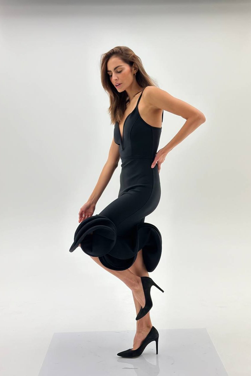 Crna bandage haljina s dubokim dekolteom – Sculpted Drama look