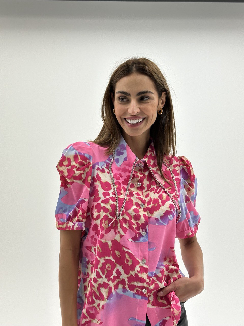 Ružičasta bluzica s printom i V-izrezom – Color Pop