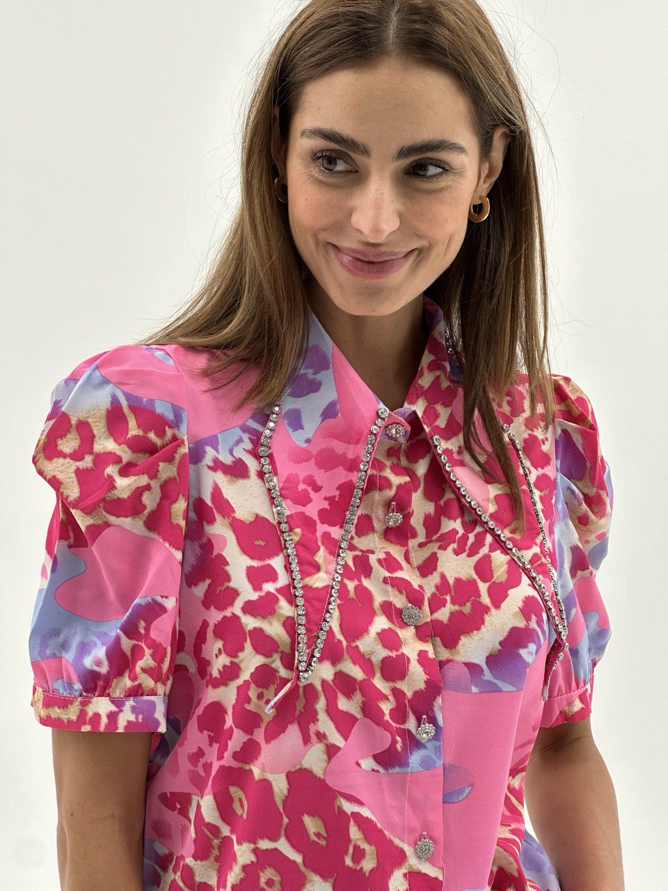 Ružičasta bluzica s printom i V-izrezom – Color Pop