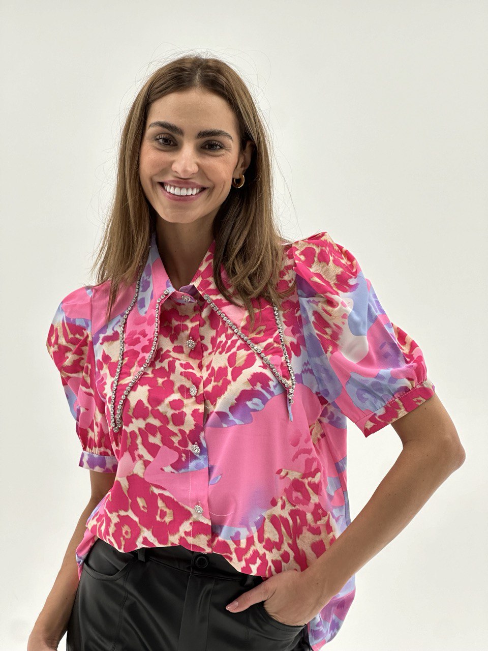 Ružičasta bluzica s printom i V-izrezom – Color Pop