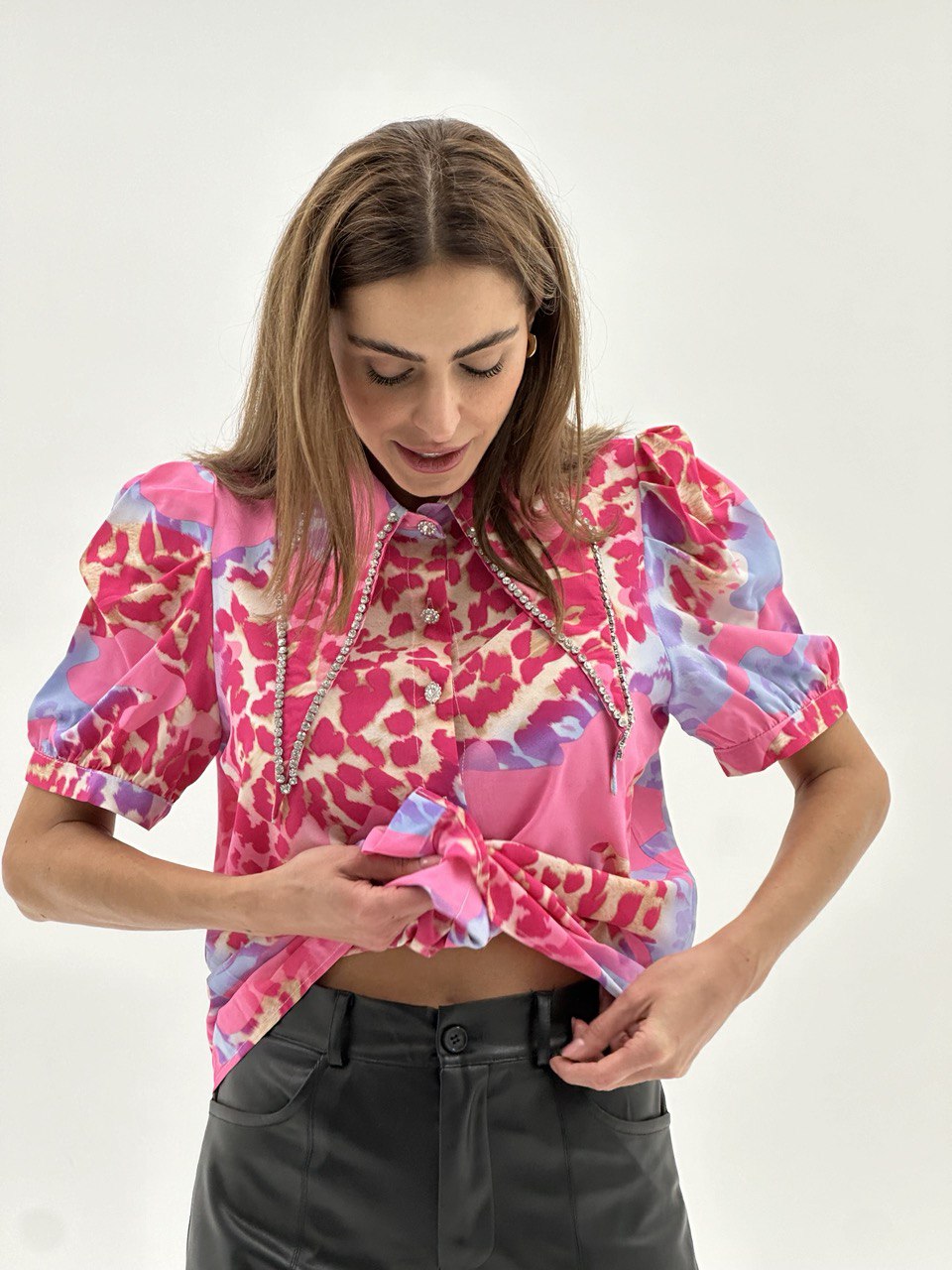 Ružičasta bluzica s printom i V-izrezom – Color Pop