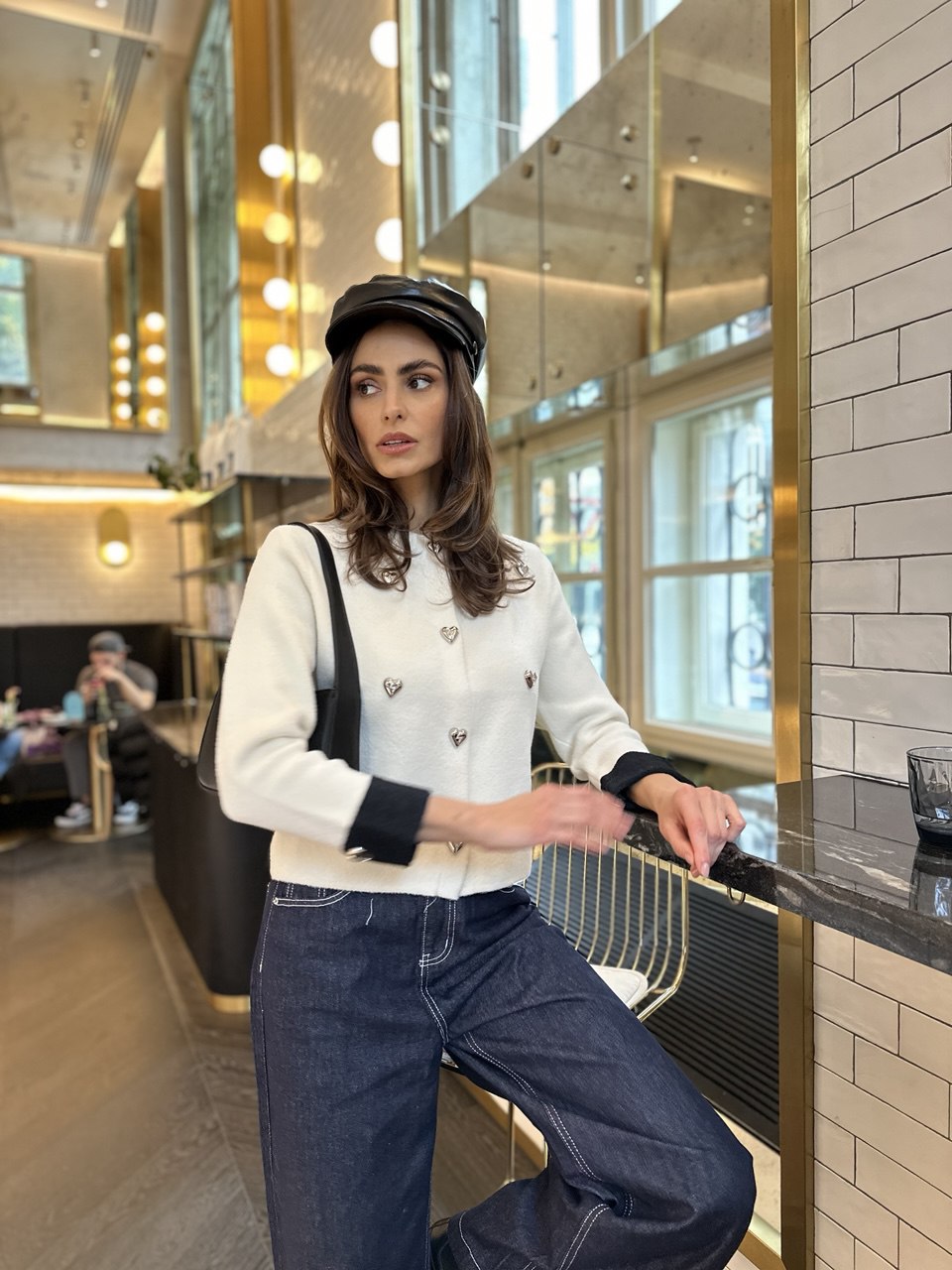 Bijela kardigan-jaknica s ukrasnim gumbima