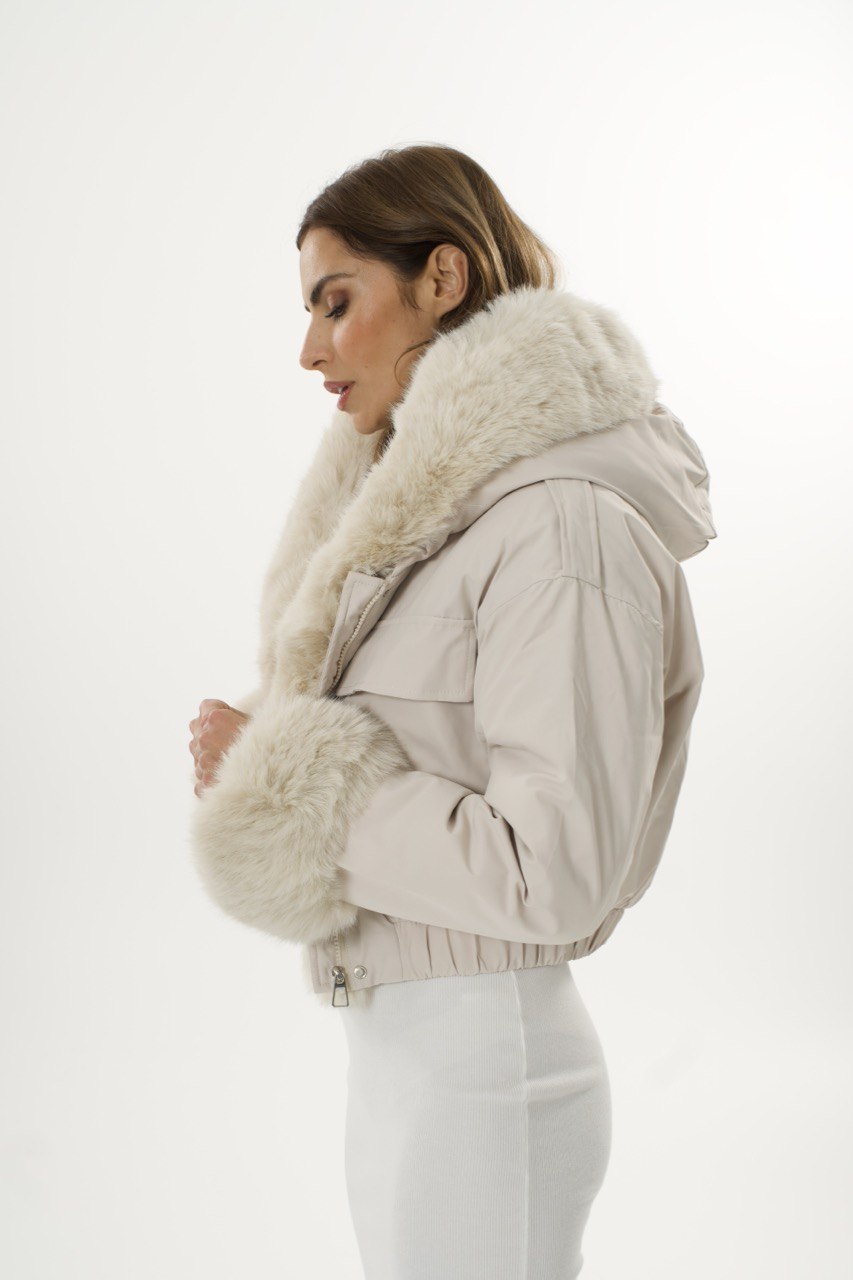 Krem jakna s umjetnim krznom – Soft Luxury layer