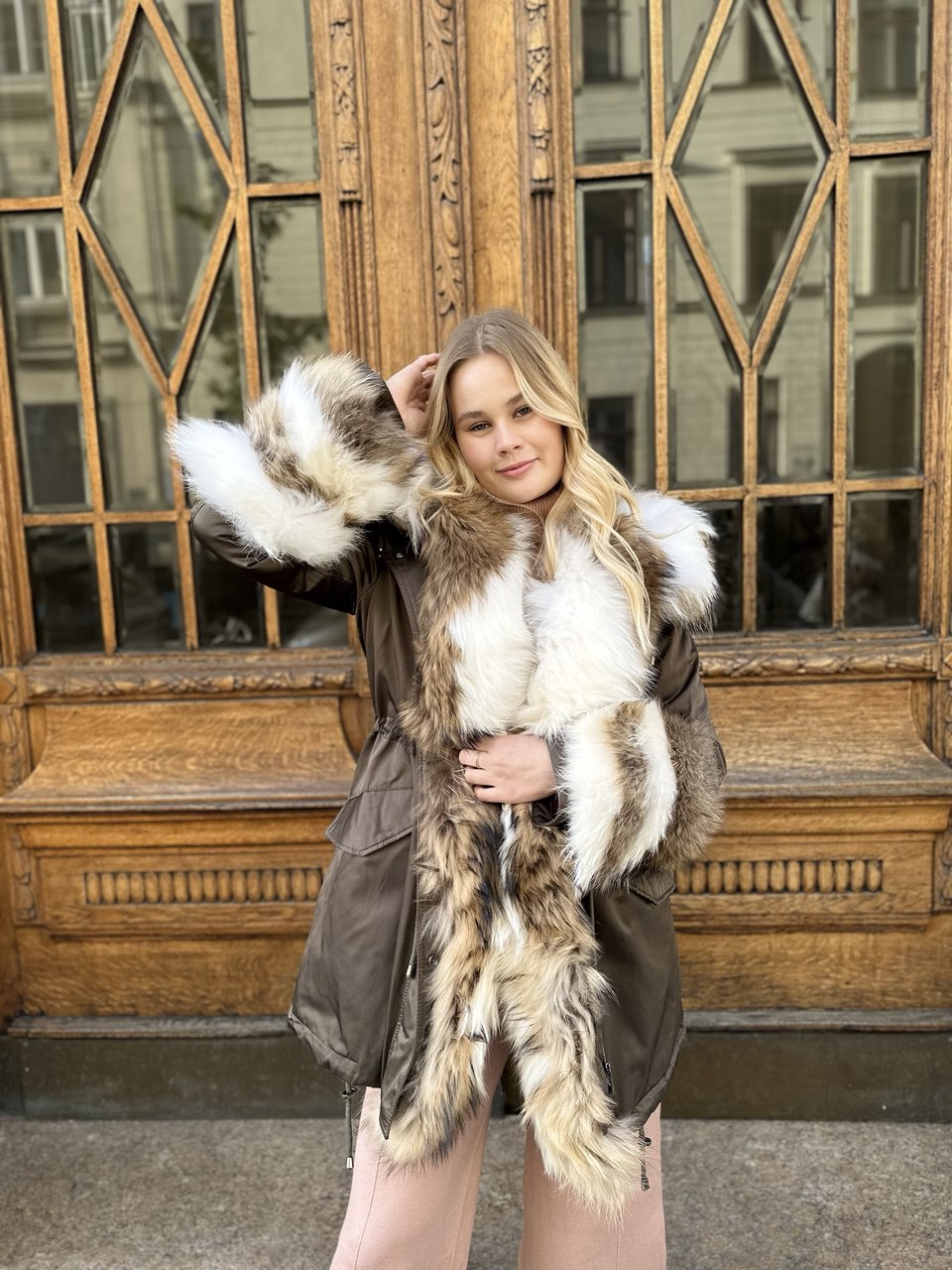 Luksuzna parka s prirodnim rakun krznom – Premium Winter Statement