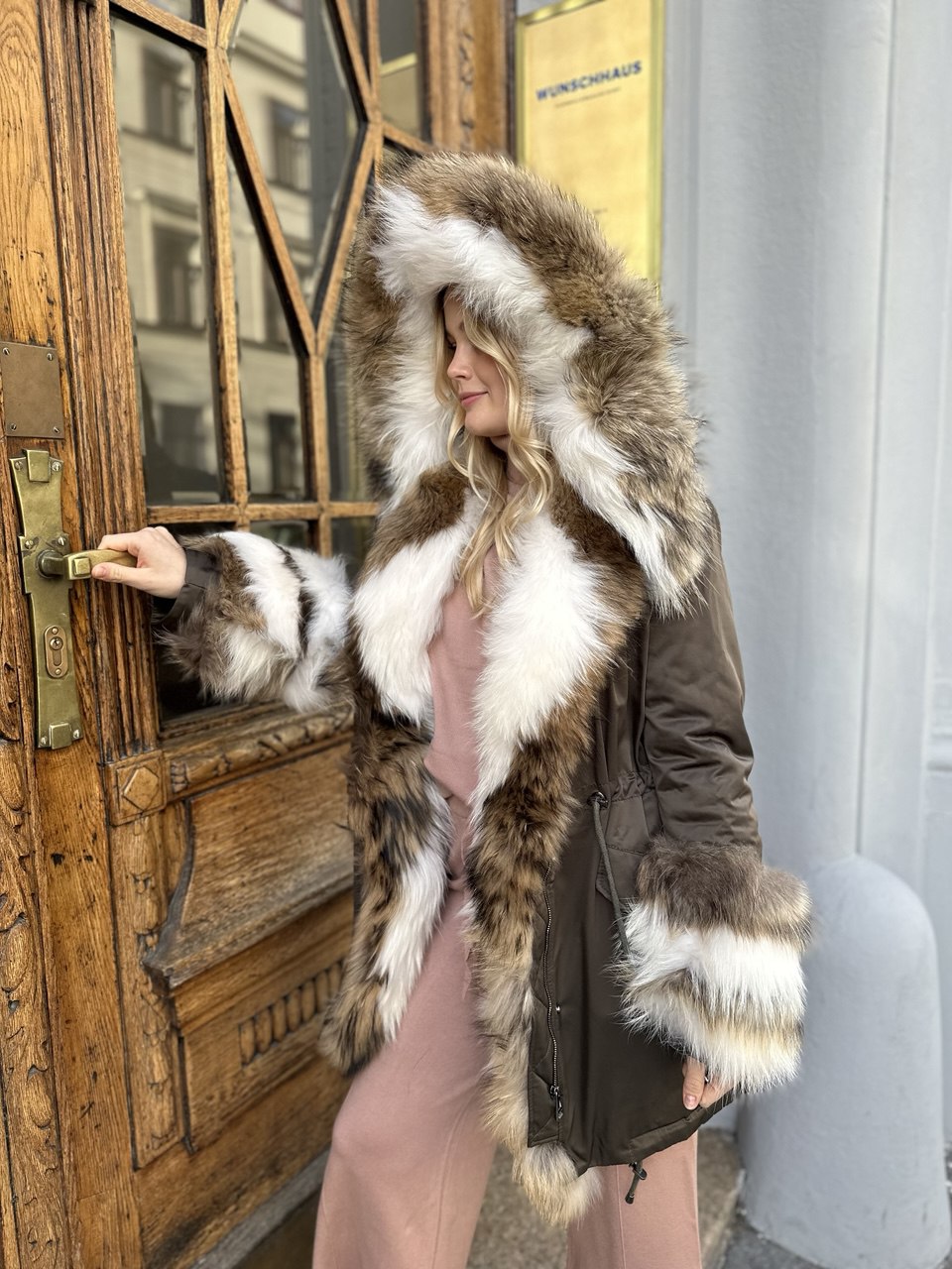 Luksuzna parka s prirodnim rakun krznom – Premium Winter Statement