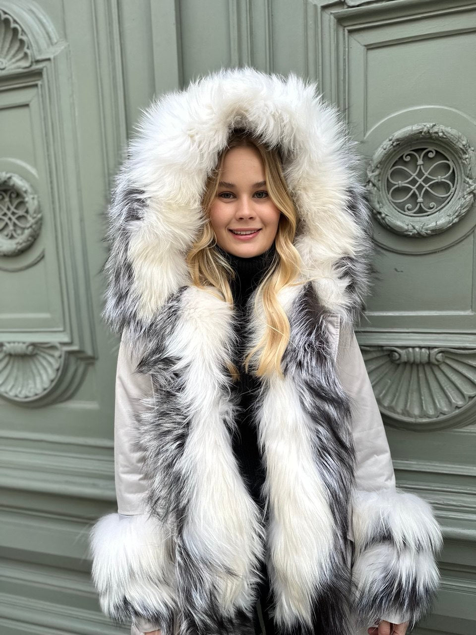 Luksuzna parka s prirodnim rakun krznom – Premium Winter Statement