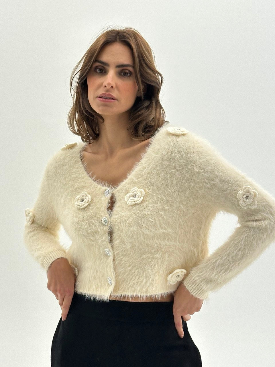 Krem fluffy kardigan s cvjetnim detaljima – Soft Romance knit