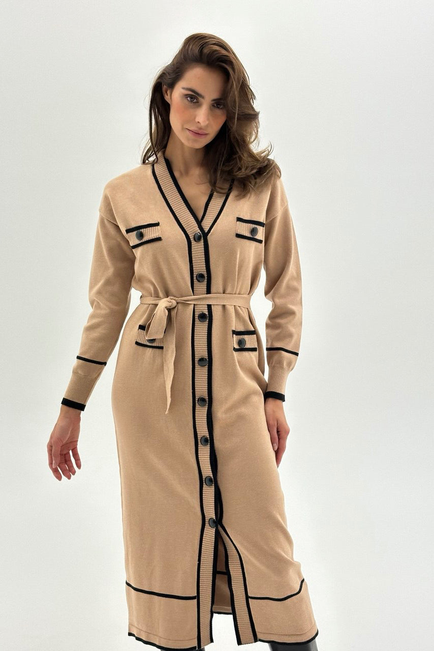 Bež knit haljina s paspulom i remenom – Soft Chic look