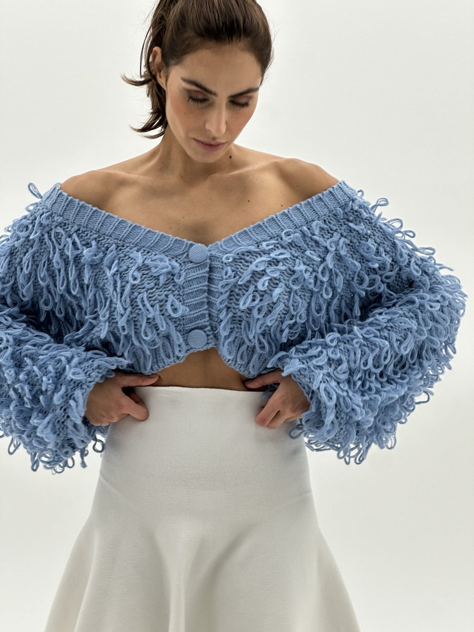 Plavi teksturirani off-shoulder džemper – Soft Statement knit