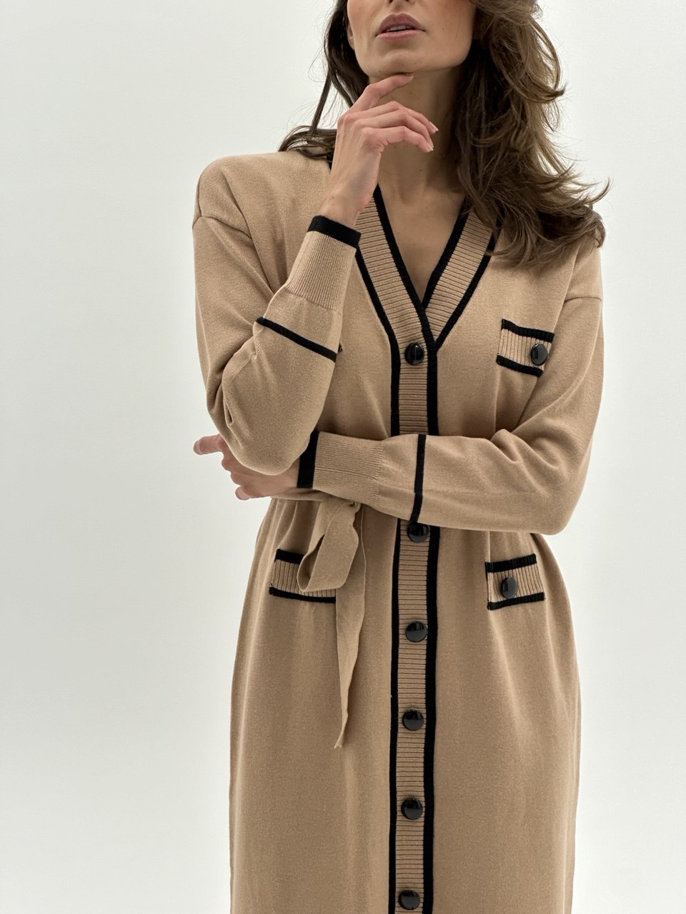 Bež knit haljina s paspulom i remenom – Soft Chic look