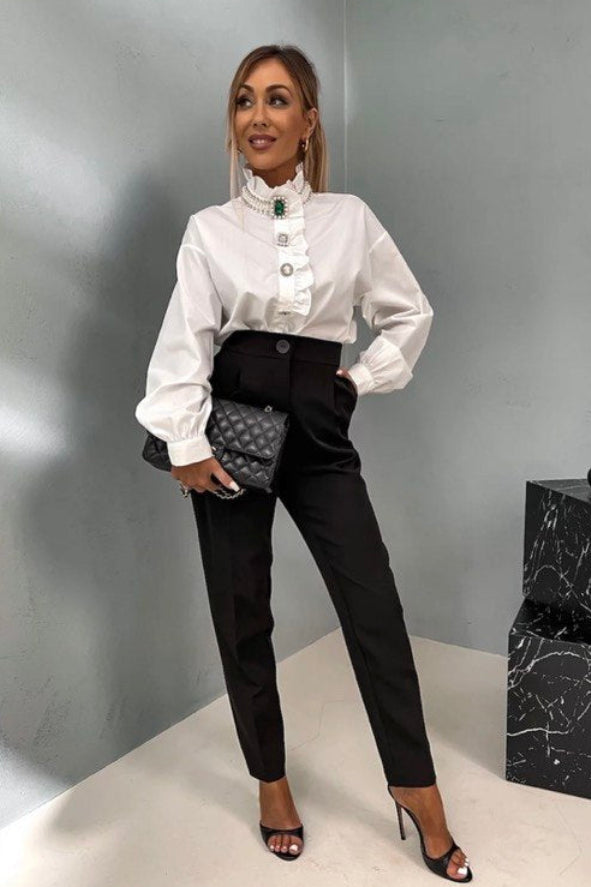 Bijela košulja s volanima – timeless chic