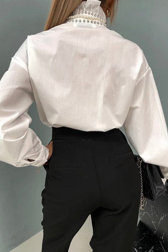 Bijela košulja s volanima – timeless chic