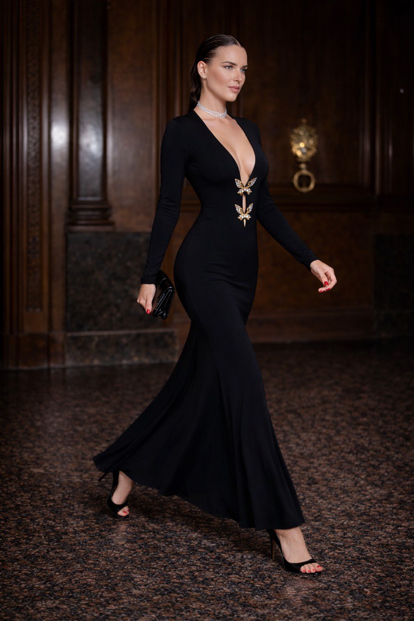 Crna večernja haljina s leptir detaljem – Sculpted Elegance