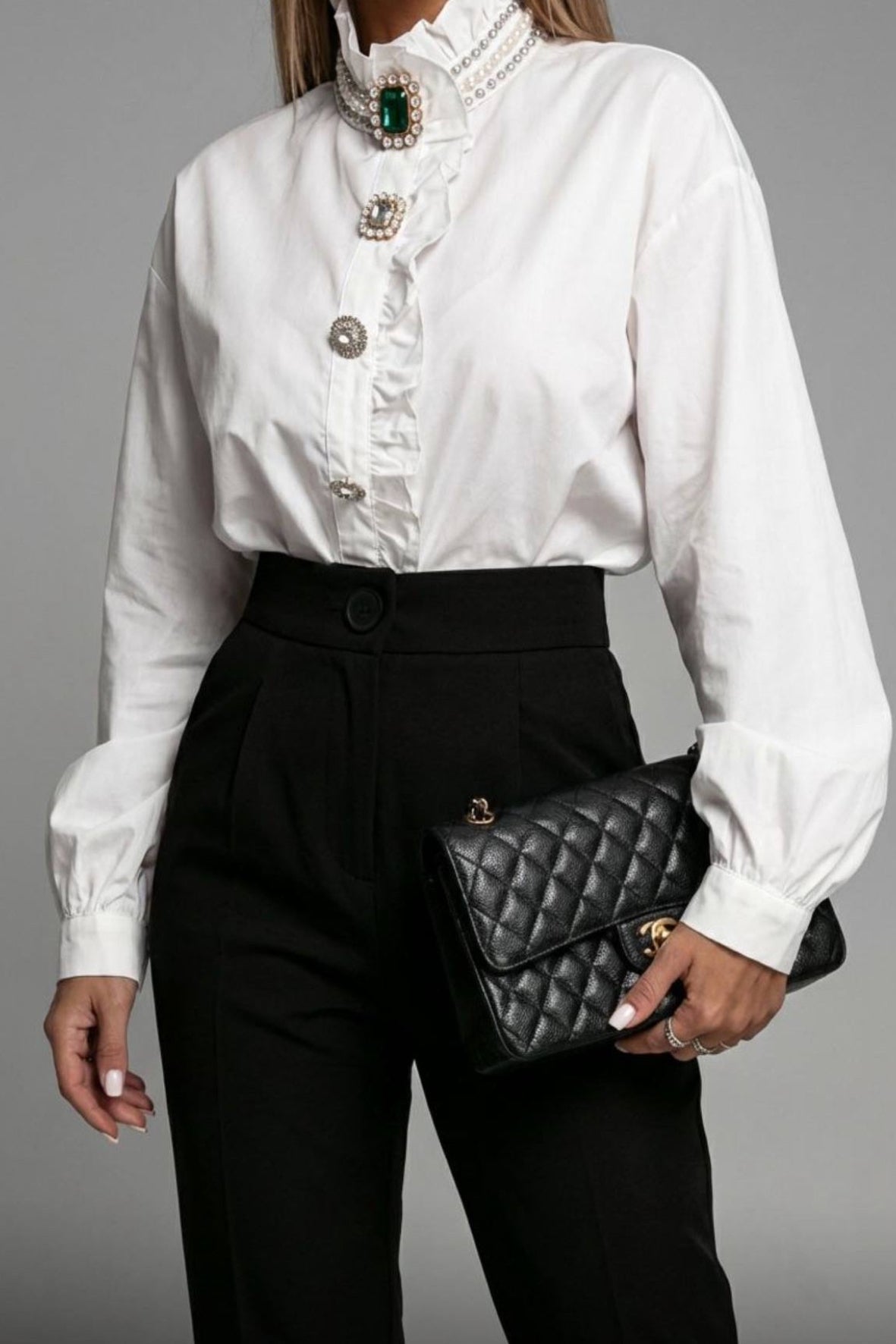 Bijela košulja s volanima – timeless chic