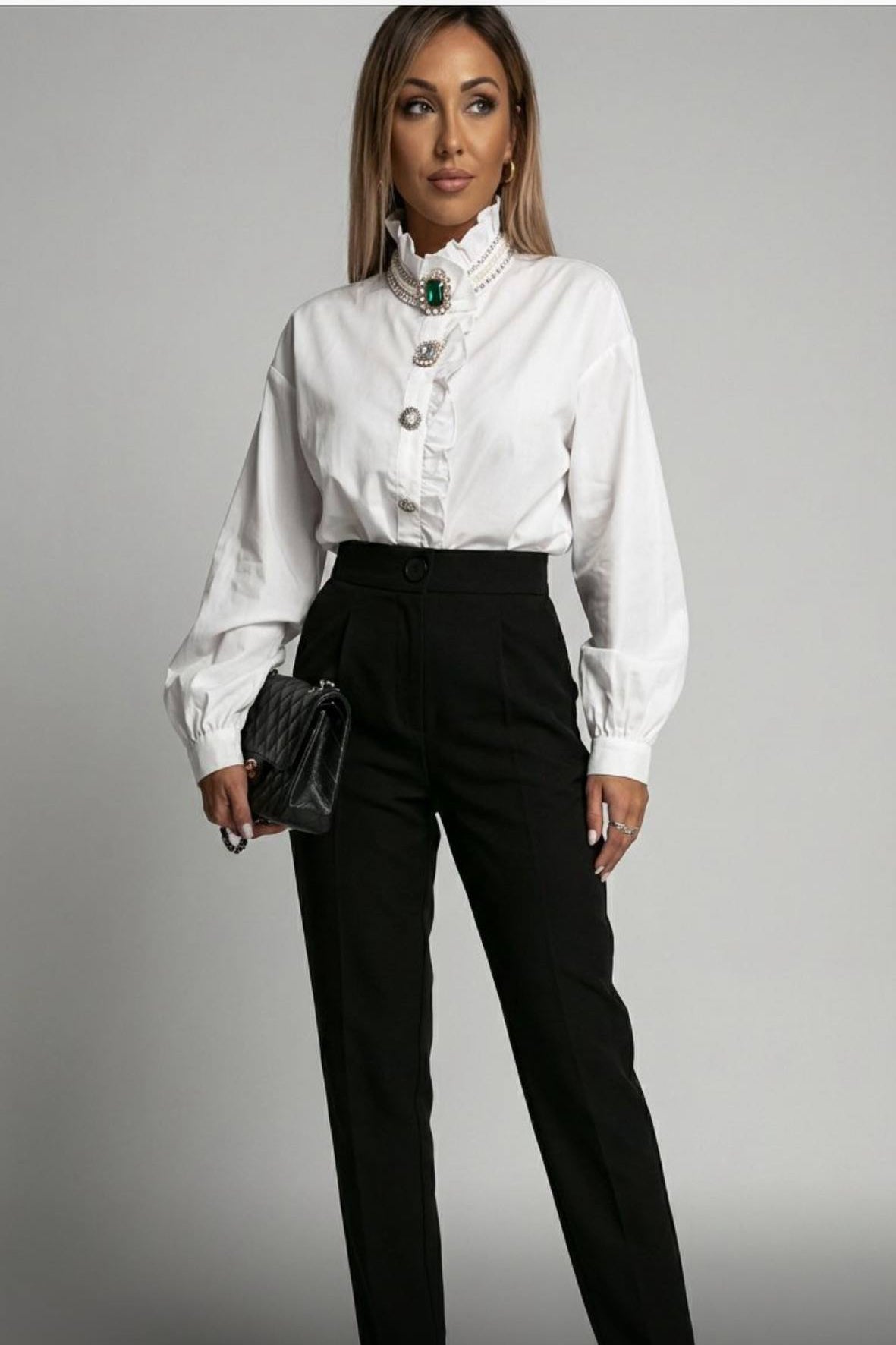 Bijela košulja s volanima – timeless chic