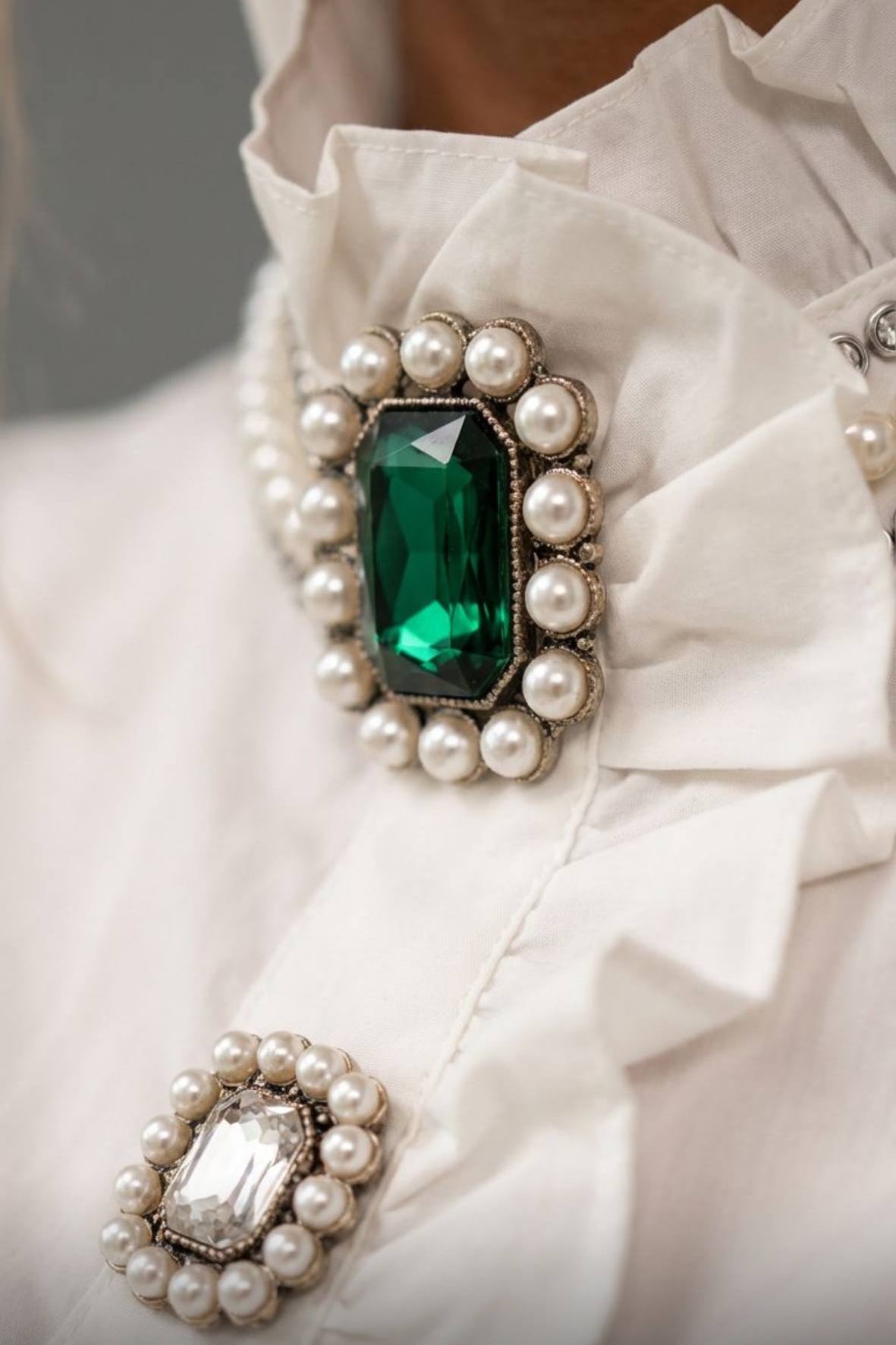 Bijela košulja s volanima – timeless chic