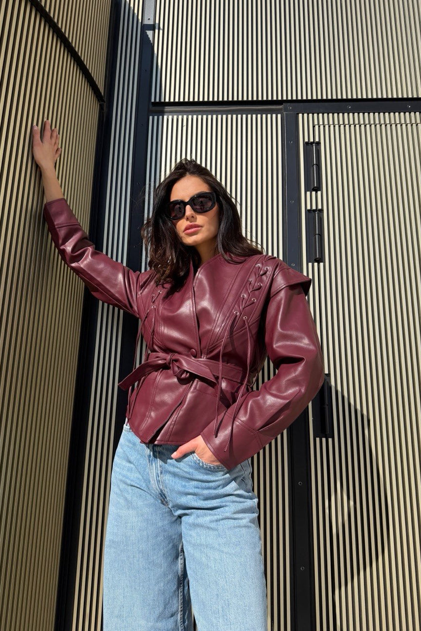 Statement bordo jakna s pojasom – Power Shape look