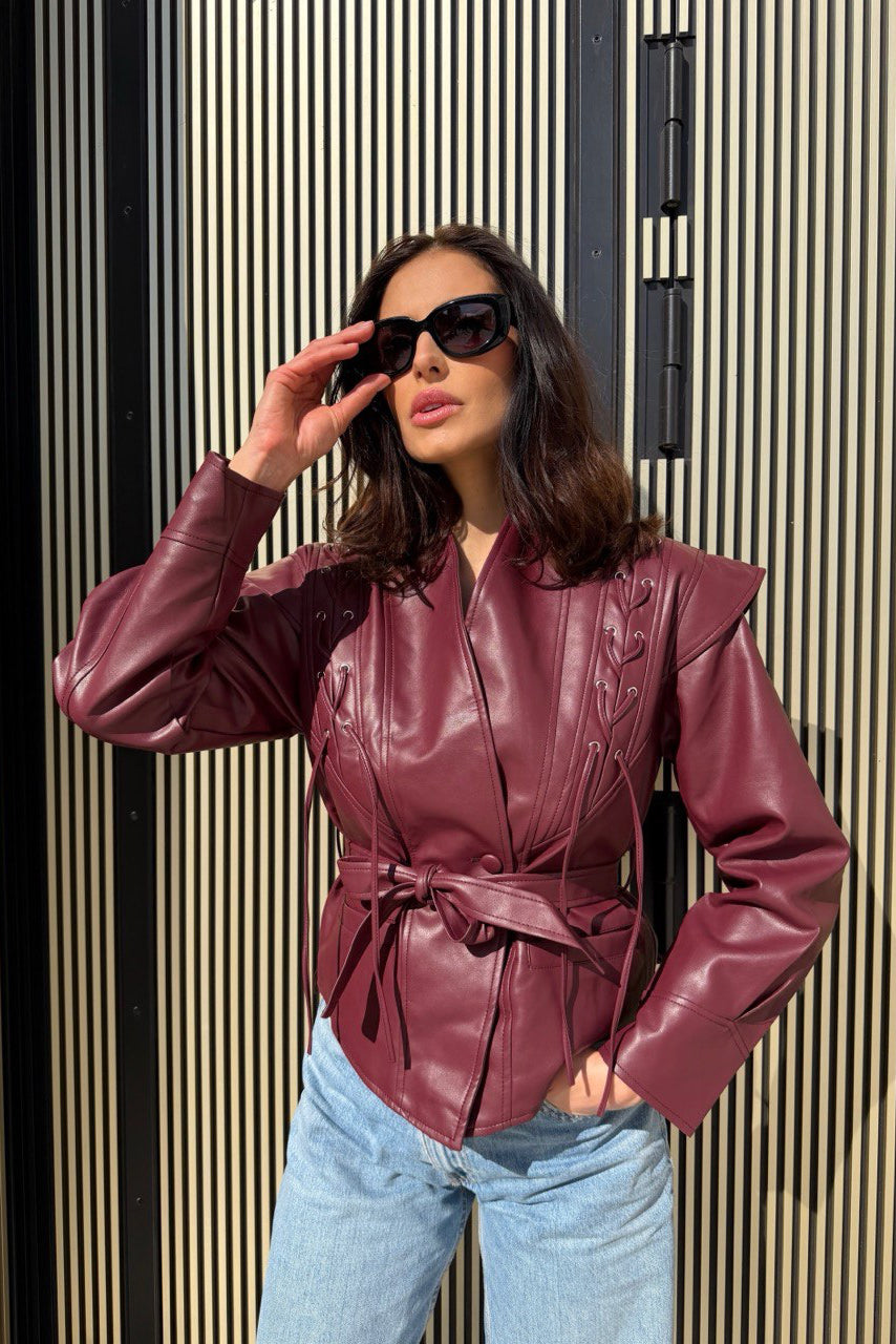 Statement bordo jakna s pojasom – Power Shape look