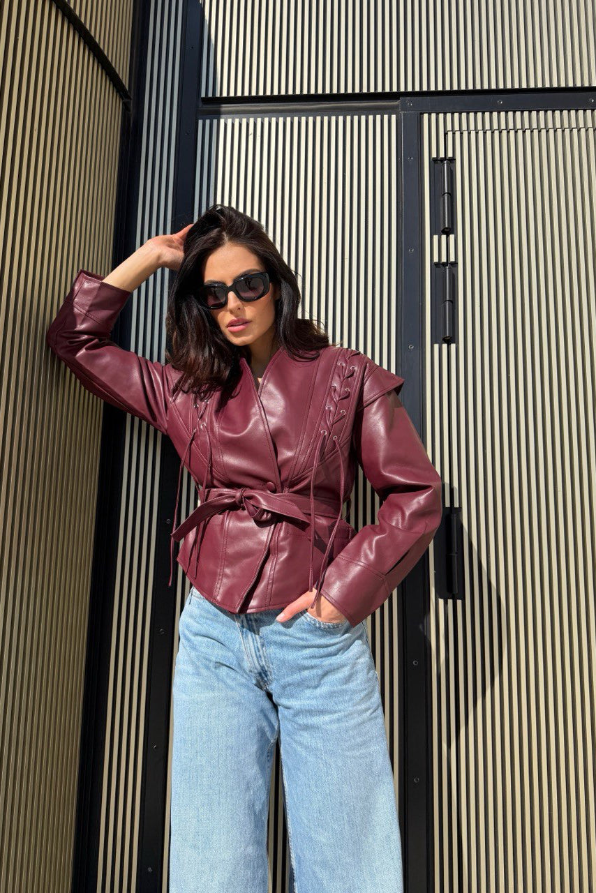 Statement bordo jakna s pojasom – Power Shape look