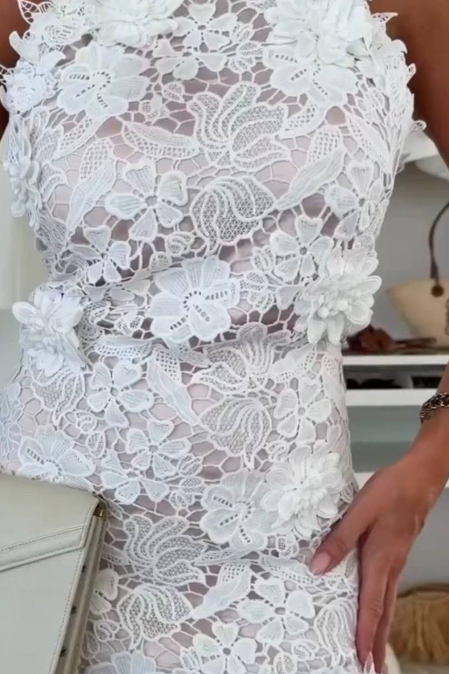 Bijela čipkasta haljina s 3D cvjetnim detaljima