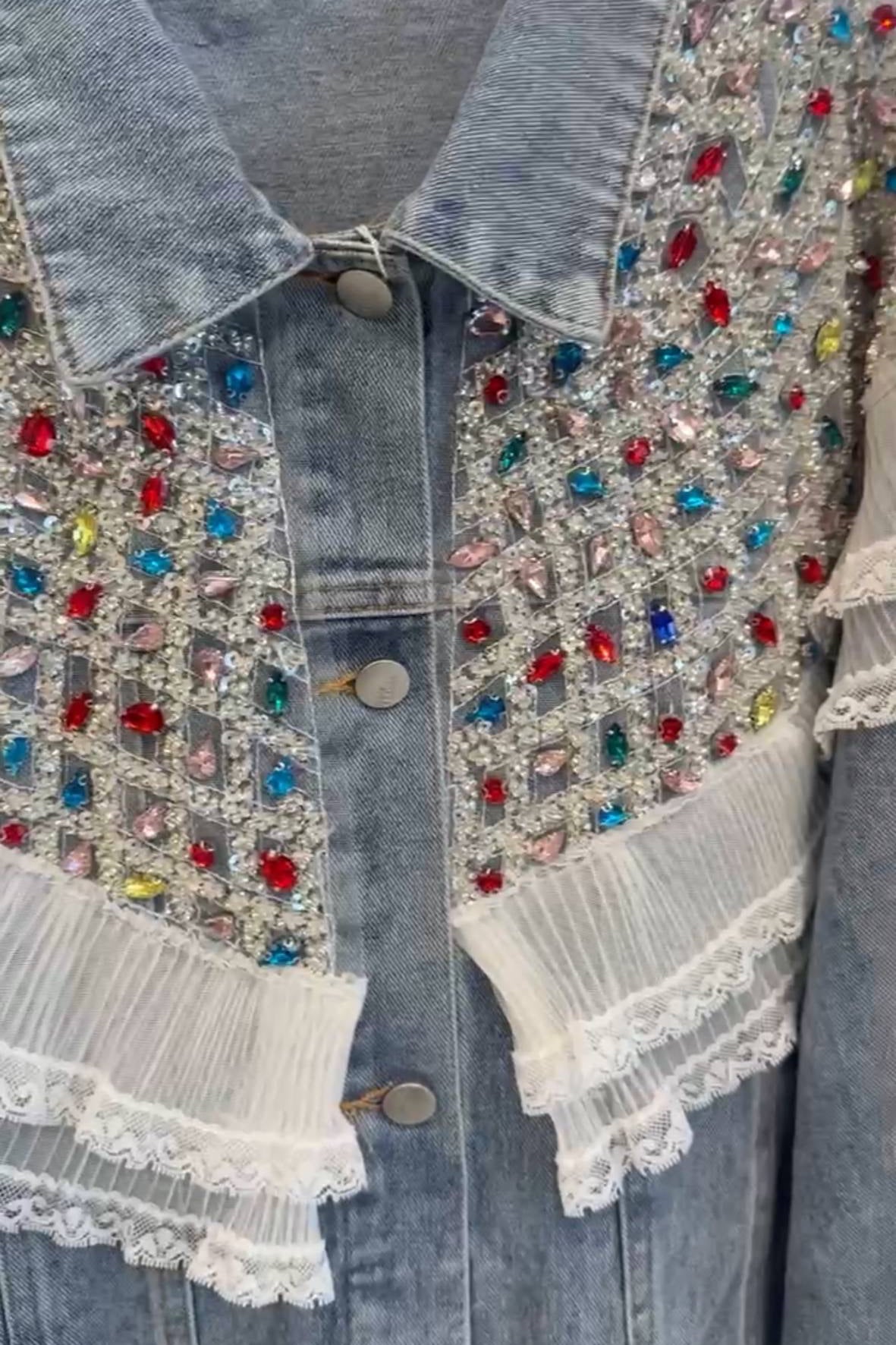 Traper jakna s kristalima i čipkastim detaljima