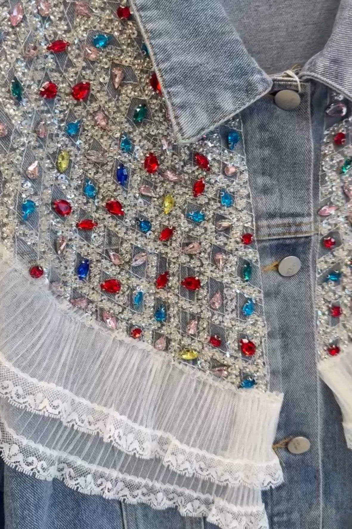 Traper jakna s kristalima i čipkastim detaljima