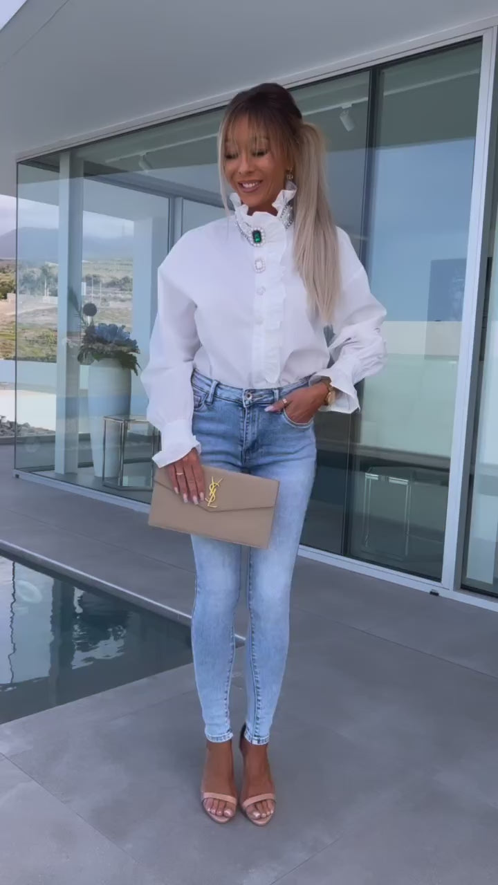 Bijela košulja s volanima – timeless chic