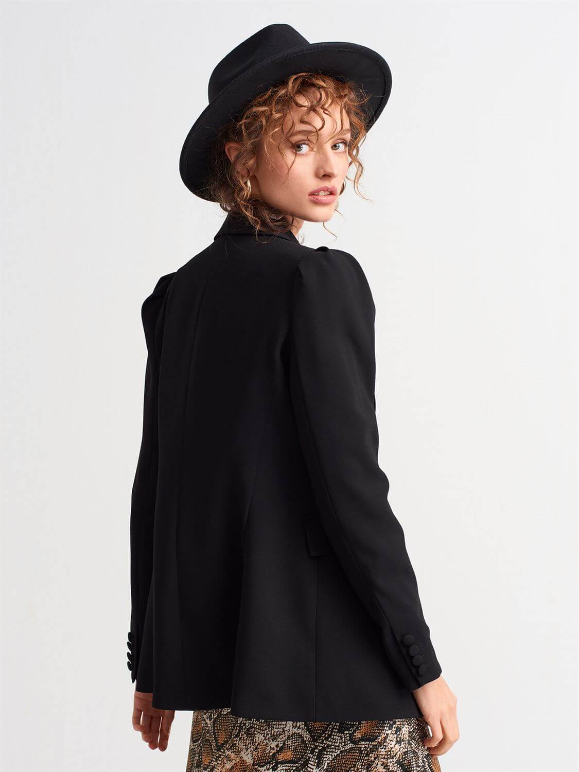 Crni strukturirani sako s dubokim izrezom – Power Classic