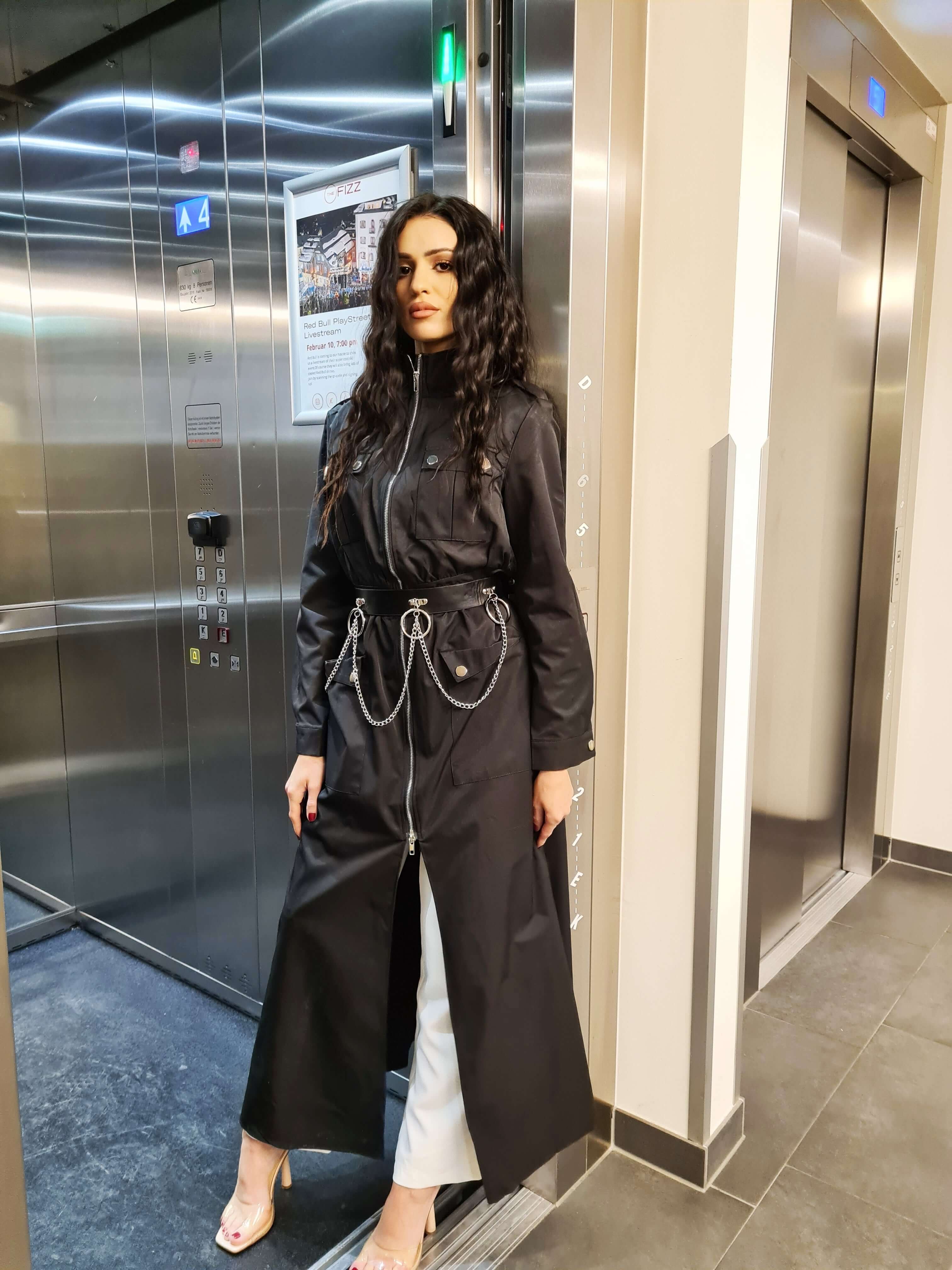 Baloner s remenom i metalnim lancima – Urban Power Look