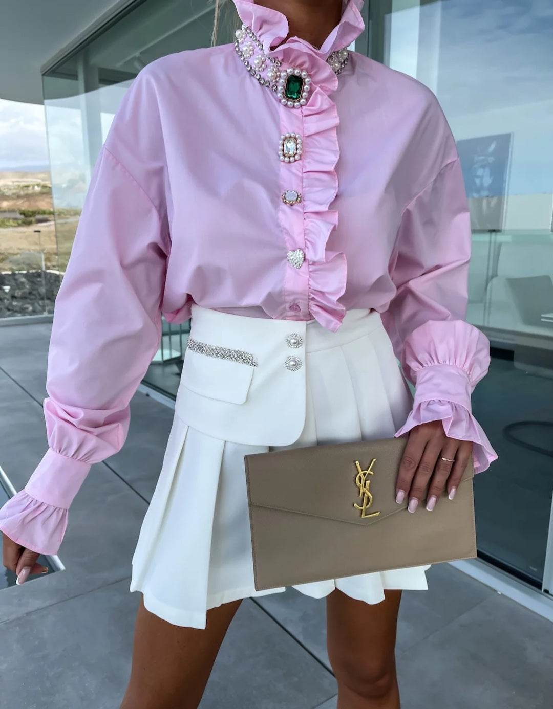 Bijela košulja s volanima – timeless chic