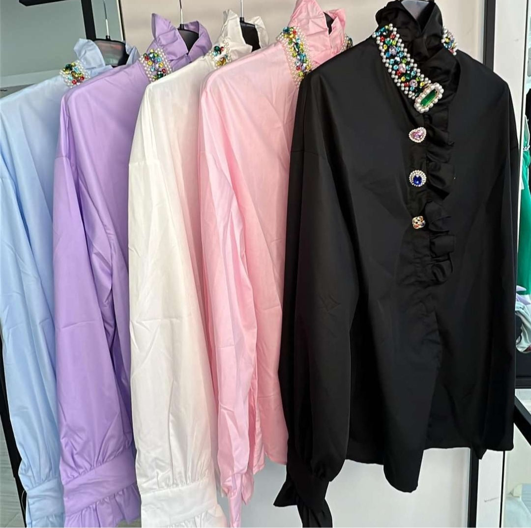 Bijela košulja s volanima – timeless chic