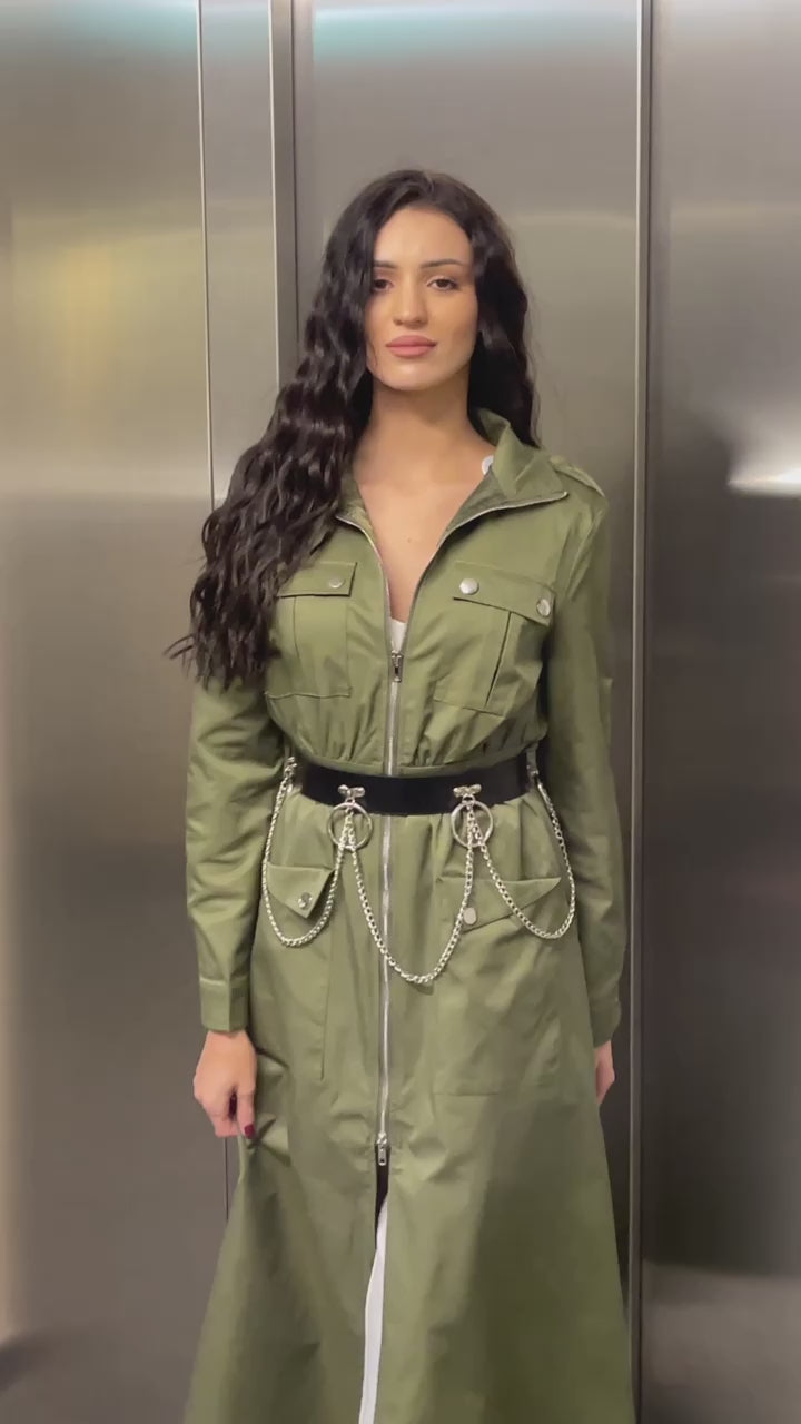 Baloner s remenom i metalnim lancima – Urban Power Look