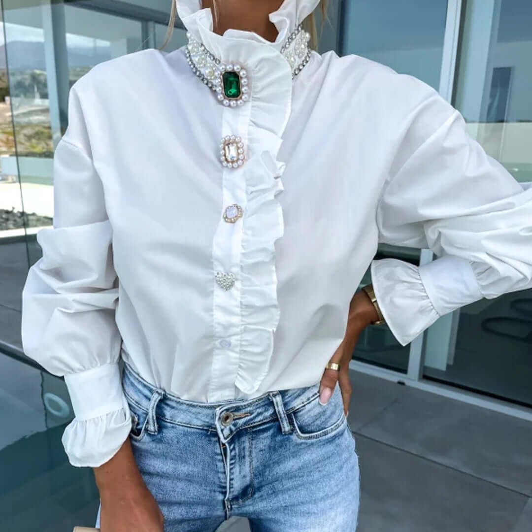 Bijela košulja s volanima – timeless chic