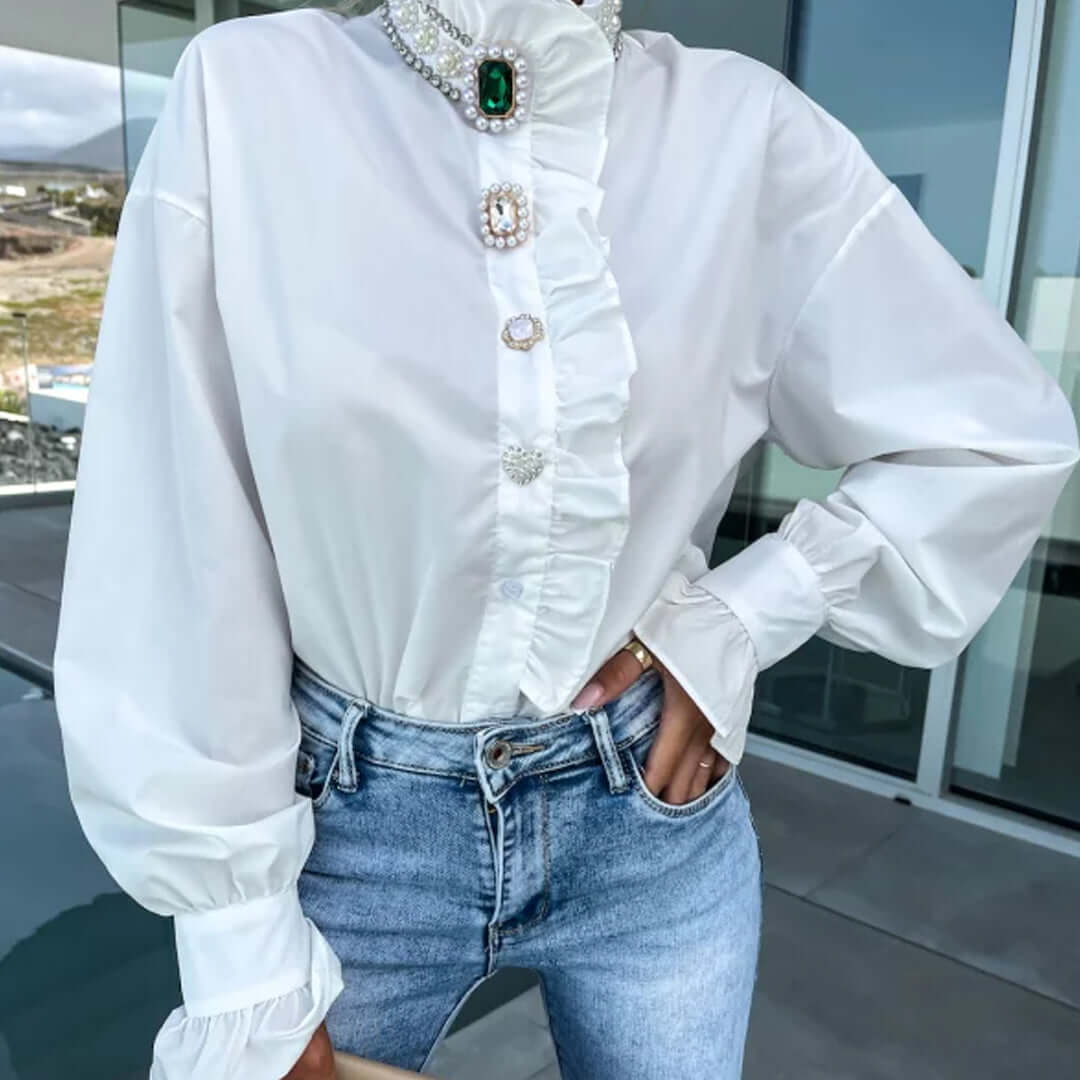 Bijela košulja s volanima – timeless chic