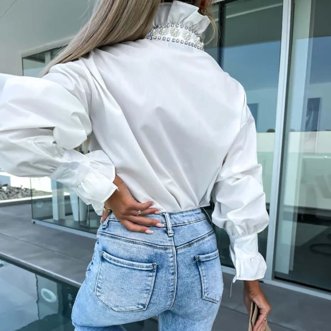 Bijela košulja s volanima – timeless chic