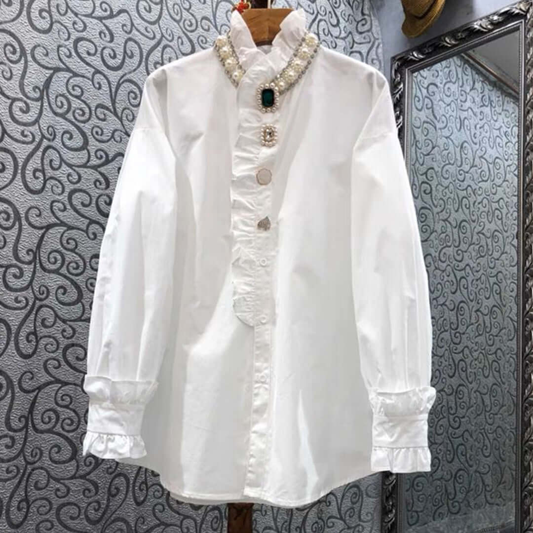 Bijela košulja s volanima – timeless chic